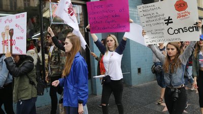 Марш #MeToo у голлівудському районі Лос-Анджелеса 12 листопада 2017 року Марш #MeToo у голлівудському районі Лос-Анджелеса 12 листопада 2017 року