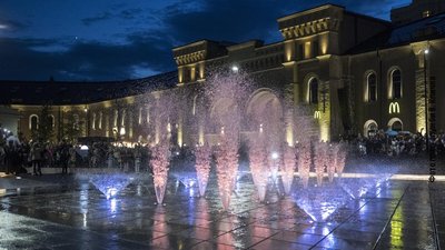 Новий фонтан на Арсенальній площі у Києві під час відкриття Новий фонтан на Арсенальній площі у Києві під час відкриття