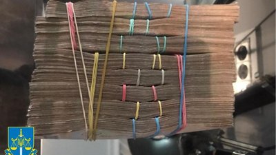 Гроші, які правоохоронці знайшли, під час обшуків у підозрюваних Гроші, які правоохоронці знайшли, під час обшуків у підозрюваних