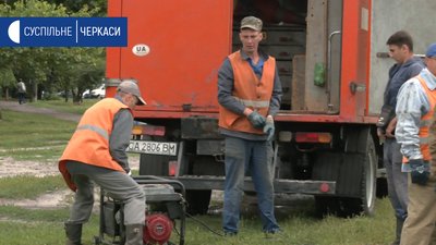 В Черкасах ремонтують головний колектор, який підтопило В Черкасах ремонтують головний колектор, який підтопило