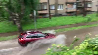 Наслідки негоди. У Франківську затопило низку вулиць