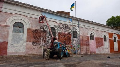 Художник працює над другим муралом, який презентують 14 жовтня, в День Захисника України Художник працює над другим муралом, який презентують 14 жовтня, в День Захисника України