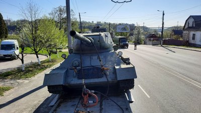 Житомирський танк перевезли з майдану Перемоги на нове місце Житомирський танк перевезли з майдану Перемоги на нове місце
