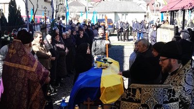 На Закарпатті попрощалися із полеглим захисником Віталієм Чонкою На Закарпатті попрощалися із полеглим захисником Віталієм Чонкою
