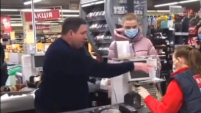 Поліція розпочала провадження щодо покупця, який жбурнув монети у продавчиню у Полтаві