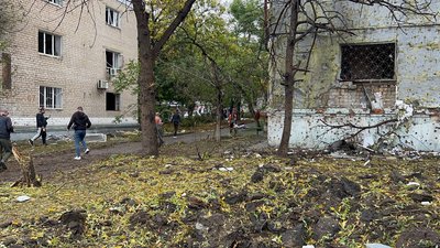 Вночі війська РФ обстріляли Миколаїв ракетами С-300: снаряди влучили поблизу будинків, є поранені Вночі війська РФ обстріляли Миколаїв ракетами С-300: снаряди влучили поблизу будинків, є поранені
