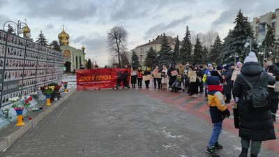 "Друге Різдво в полоні": у Черкасах прикрасили ялинку та нагадали про полонених захисників "Друге Різдво в полоні": у Черкасах прикрасили ялинку та нагадали про полонених захисників