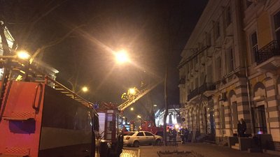 У центрі Одеси пожежа: рятувальник втратив свідомість У центрі Одеси пожежа: рятувальник втратив свідомість