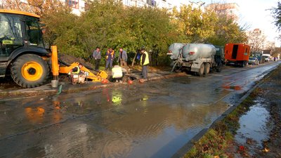 Аварійний витік на водопроводі Аварійний витік на водопроводі
