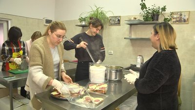 У Тернопільському коледжі збирають допомогу і готують для військових і переселенців