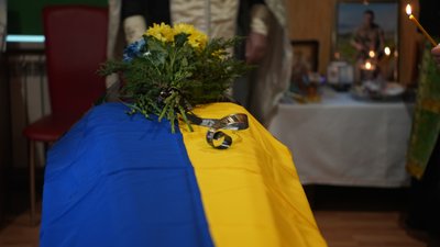 "Артеме, ти вдома!". На Миколаївщині в останню путь провели загиблого військового