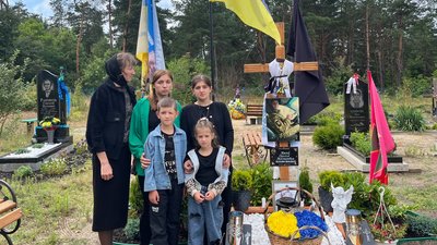 "Діти постійно бігають до тата на могилу": дружина загиблого прикордонника з Волині розповіла про чоловіка "Діти постійно бігають до тата на могилу": дружина загиблого прикордонника з Волині розповіла про чоловіка