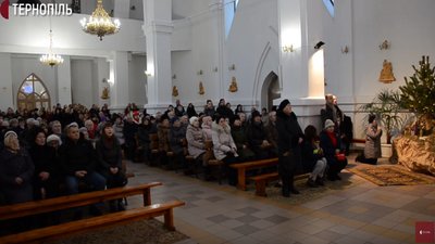Трьома мовами провели різдвяні літургії на Різдво в римо-католицькому костелі в Тернополі