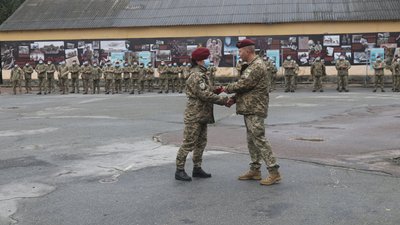 На Житомирщині вітали з професійним святом десантників–вручили нагороди та відзнаки На Житомирщині вітали з професійним святом десантників–вручили нагороди та відзнаки