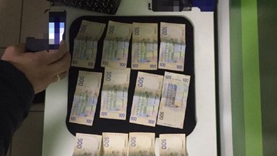 Помічницю судді з Донеччини затримали на хабарі Помічницю судді з Донеччини затримали на хабарі