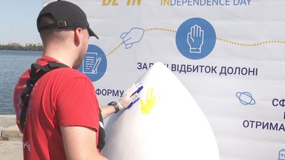 У Дніпрі ровесникам незалежності України пропонують залишити відбиток долоні на ракеті