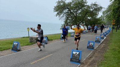 Українські військові пробігли Soldier Field 10 у Чикаго