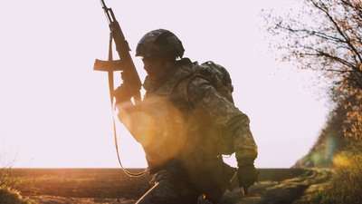 Окупанти змушені атакувати на Словʼянському напрямку, бо мають позиції в низинах — речник 11 корпусу
