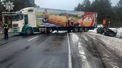 ДТП на Житомирщині – фура виїхала на зустрічну смугу і зіткнулася з легковиком ДТП на Житомирщині – фура виїхала на зустрічну смугу і зіткнулася з легковиком