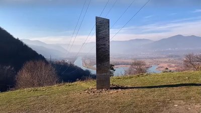 З'явився та зник: у містечку в Румунії знайшли металевий моноліт