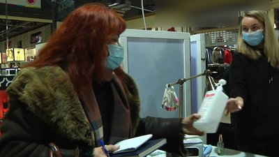 У Житомирі перевірили працівників і відвідувачів торгового центру щодо дотримання карантинних норм У Житомирі перевірили працівників і відвідувачів торгового центру щодо дотримання карантинних норм