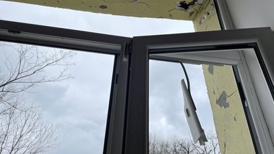 Обстріли Херсона: російська армія гатила по школі і Бузковому скверу Обстріли Херсона: російська армія гатила по школі і Бузковому скверу