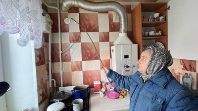 "Ми не встигали вимочувати": у сумській багатоповерхівці з даху потекла вода