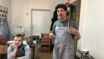 Юрій Іщук, викладач художньої школи, вчить дітей гончарству Юрій Іщук, викладач художньої школи, вчить дітей гончарству