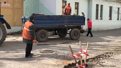 Ремонт зливової мережі на площі Театральній розпочали в Ужгороді Ремонт зливової мережі на площі Театральній розпочали в Ужгороді