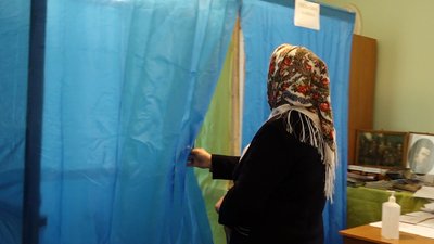 Дистанція та спецкабінки. Як голосували на дільниці в Івано-Франківській ОТГ
