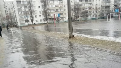 Десятки травмованих, проблеми з транспортом та школярі на дистанційці. Ожеледиця у Сумах