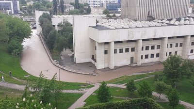 Затоплений перехід метро та потрощені автівки. У столичному Голосіїво прорвало трубу