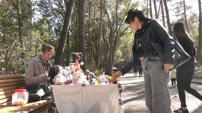 Переселенка в черкаському парку в’яже іграшки просто неба Переселенка в черкаському парку в’яже іграшки просто неба