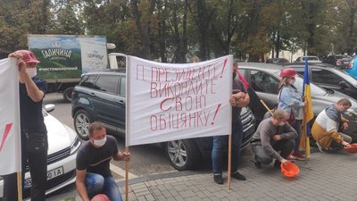 Гірники шахти "Надія" пікетують Львівську облдержадміністрацію Гірники шахти "Надія" пікетують Львівську облдержадміністрацію