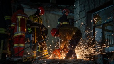 Рятувальники ДСНС ліквідовують наслідки російської атаки Києва 1 січня 2025 року