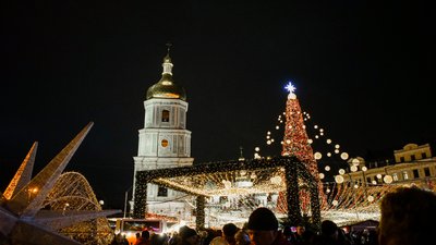 Понад 30 метрів у висоту та 20 тисяч іграшок. У Києві засвітили головну ялинку країни Понад 30 метрів у висоту та 20 тисяч іграшок. У Києві засвітили головну ялинку країни