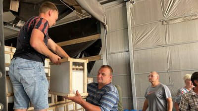 "Буде в нас мед і ціна". Миколаївські бджолярі, чиї пасіки пошкодили обстріли, отримали гуманітарну допомогу "Буде в нас мед і ціна". Миколаївські бджолярі, чиї пасіки пошкодили обстріли, отримали гуманітарну допомогу