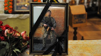 На Чернігівщині попрощалися з двома бійцями, які загинули на Донбасі На Чернігівщині попрощалися з двома бійцями, які загинули на Донбасі