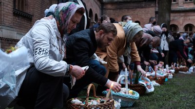 Як у Чернівцях освячували великодні кошики