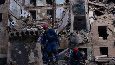 Рятувальники на місці російського удару по п'ятиповерхівці у Києві