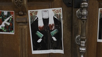 У Черкасах вхід до собору московського патріархату обклеїли плакатами У Черкасах вхід до собору московського патріархату обклеїли плакатами