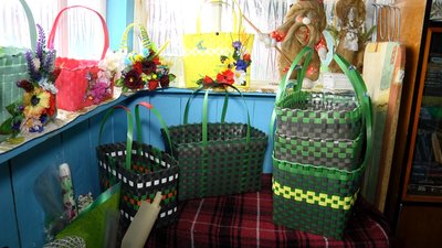 На Житомирщині Людмила Білоцька виготовляє кошики з пакувальної стрічки На Житомирщині Людмила Білоцька виготовляє кошики з пакувальної стрічки