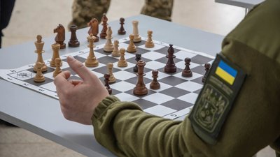 Український військовий грає у шахи