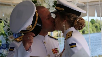 На теплоході та у парадній формі: у Вінниці одружилися військові медики На теплоході та у парадній формі: у Вінниці одружилися військові медики