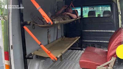 Волонтери з Хмельниччини переобладнують автомобілі в санітарні машини для ЗСУ Волонтери з Хмельниччини переобладнують автомобілі в санітарні машини для ЗСУ