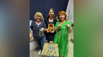 Щоб допомогти ЗСУ. У Коломиї відправлять сувенірну продукцію на благодійний ярмарок до Норвегії