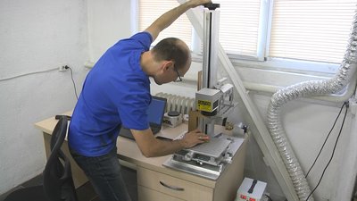 У Луцьку брати-волонтери безплатно виготовляють іменні жетони для військових У Луцьку брати-волонтери безплатно виготовляють іменні жетони для військових