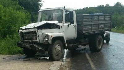Лобове зіткнення з вантажівкою на Рівненщині: дитина загинула, батьки – у лікарні Лобове зіткнення з вантажівкою на Рівненщині: дитина загинула, батьки – у лікарні