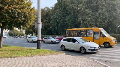 На знак вшанування загиблих воїнів у Полтаві зупинили автомобілі та припинили рух пішоходи На знак вшанування загиблих воїнів у Полтаві зупинили автомобілі та припинили рух пішоходи