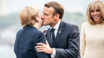 Поцілунок канцлерки Німеччини Ангели Меркель Еммануеля Макрона Поцілунок канцлерки Німеччини Ангели Меркель Еммануеля Макрона